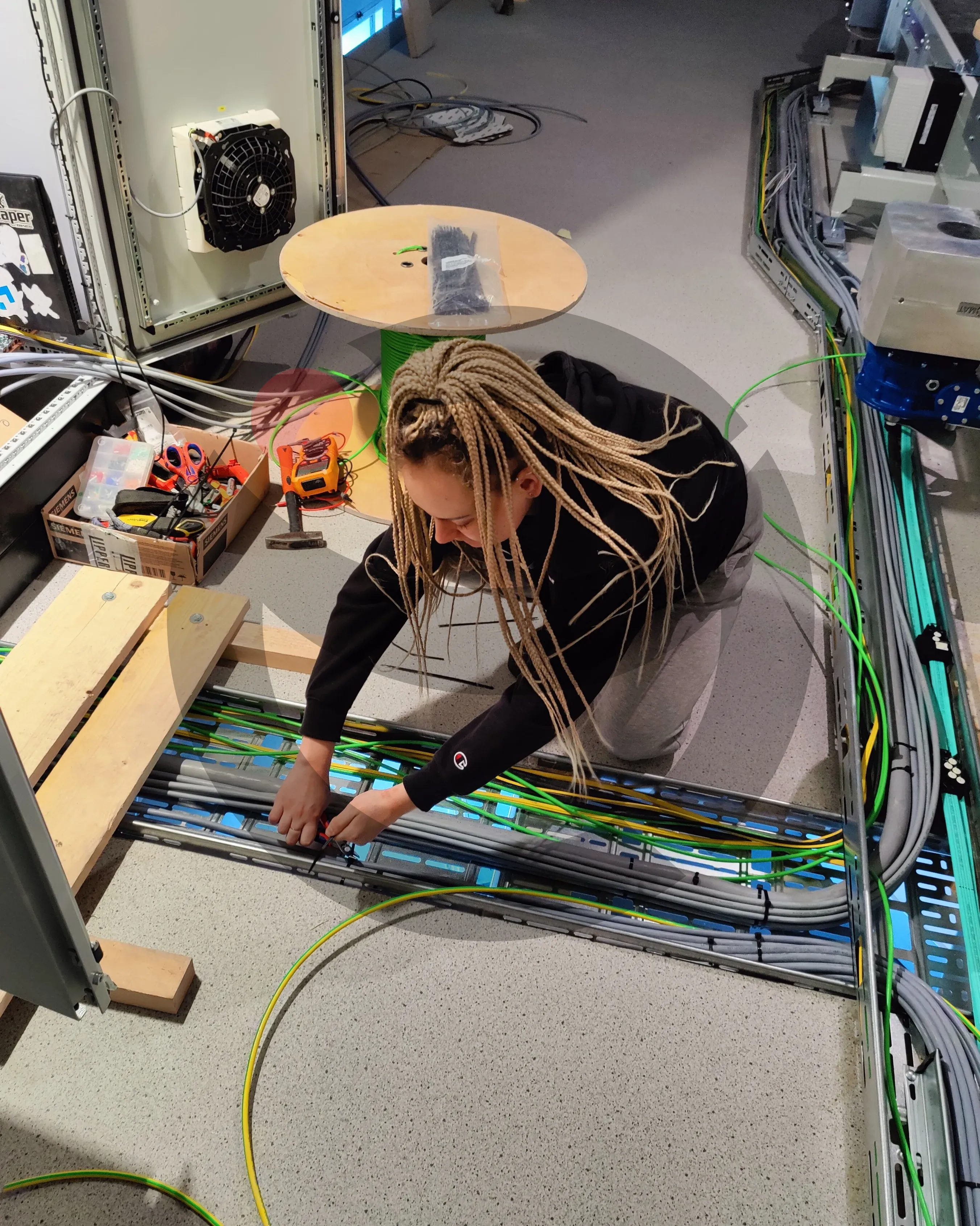 Hands-on parallel cable routing and bundle fastening on machine frame